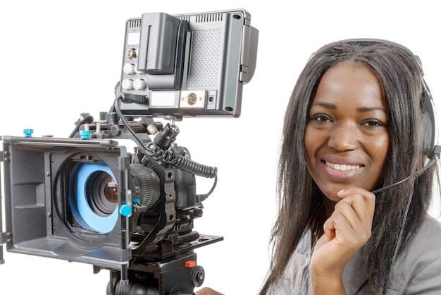 Jovens mulheres afro-americanas com câmera de vídeo profissional e fone de ouvido