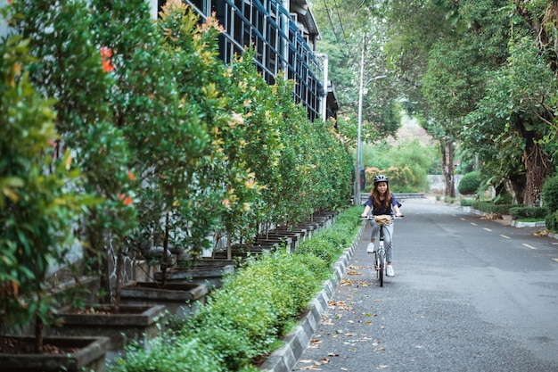 Jovens mulheres andando de bicicleta dobrável na estrada