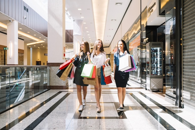 Jovens mulheres andando no shopping center