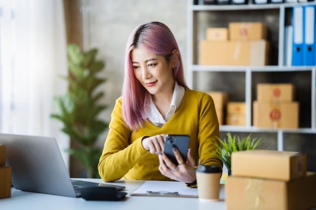 Jovens mulheres asiáticas entraram em contato com um cliente solicitando um endereço de entrega