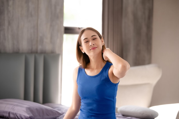 Jovens mulheres asiáticas relaxando no quarto em casa