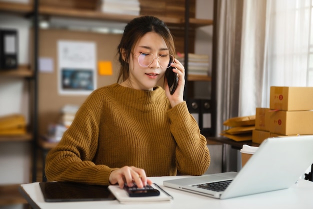 Jovens mulheres asiáticas usando smartphone entraram em contato com um cliente pedindo um endereço de entrega