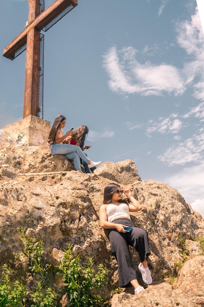 Jovens mulheres bonitas desfrutando no topo de uma montanha na Nicarágua