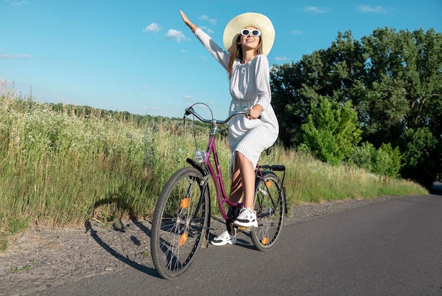 Jovens mulheres ciclistas encantadoras se sentindo frescas