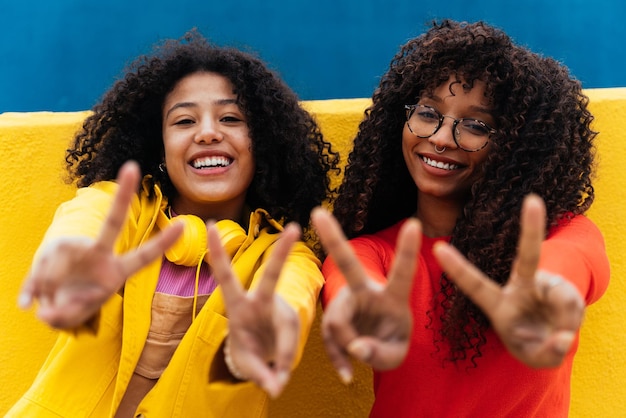 Jovens mulheres felizes dançando e se divertindo ao ar livre