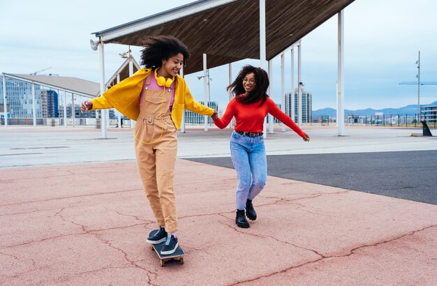 Jovens mulheres felizes se divertindo ao ar livre rindo e compartilhando bom humor