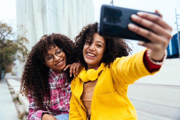 Jovens mulheres felizes se divertindo ao ar livre rindo e compartilhando bom humor