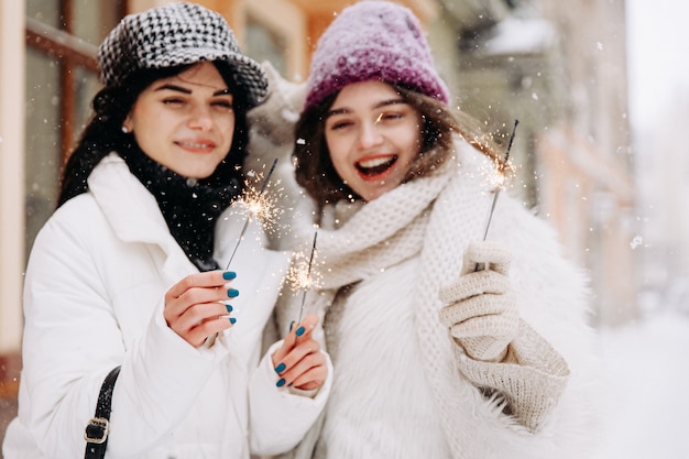 Jovens mulheres sorridentes com roupas quentes de inverno conversando