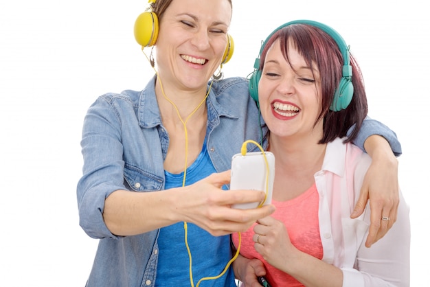 jovens mulheres sorridentes tomando uma selfie.