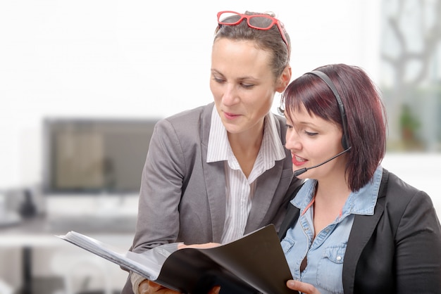 jovens mulheres sorridentes trabalhando em conjunto com o notebook