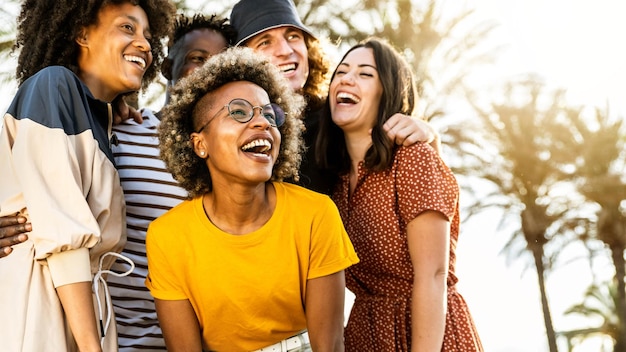 Jovens multirraciais rindo alto em um dia ensolarado