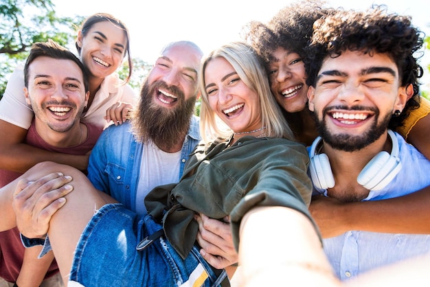 Foto jovens multirraciais tirando selfie lá fora