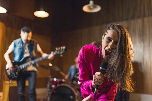 Jovens músicos praticando a música na sala de ensaio