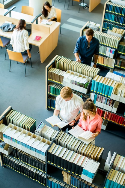 Foto jovens na biblioteca