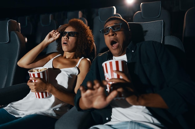 Jovens no cinemaAs pessoas estão assistindo a um filme de terror A emoção do medo