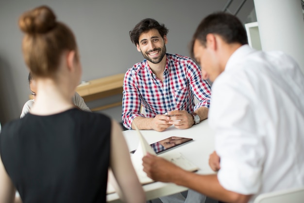 Jovens no escritório