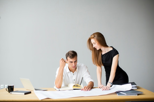 Jovens no escritório