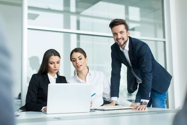 Jovens no escritório