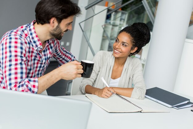 Jovens no escritório