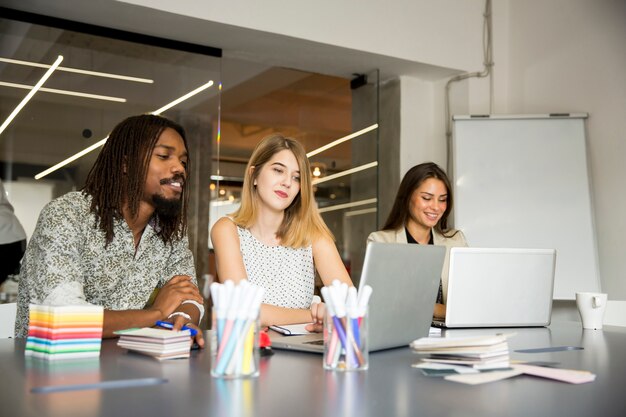 Jovens no escritório