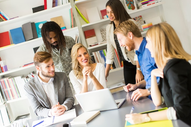 Jovens no escritório