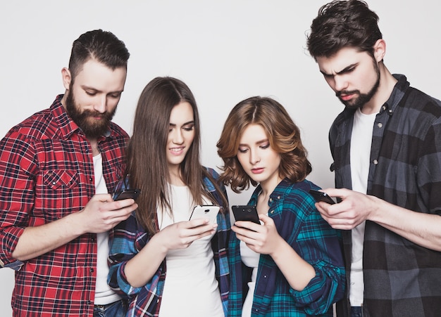 Jovens olhando para seus telefones