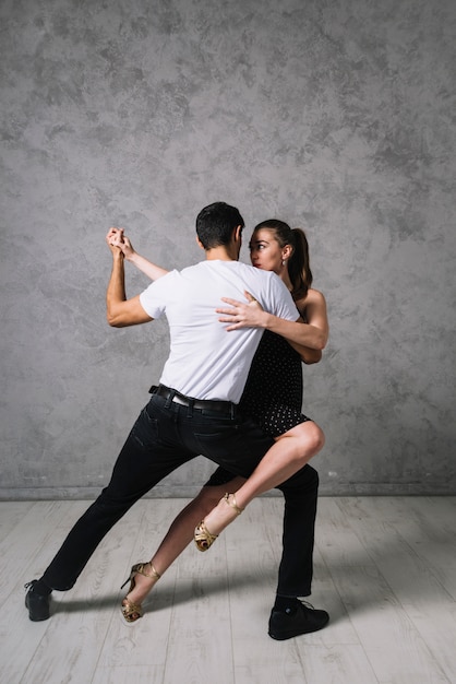 Foto jovens parceiros de dança dançando tango