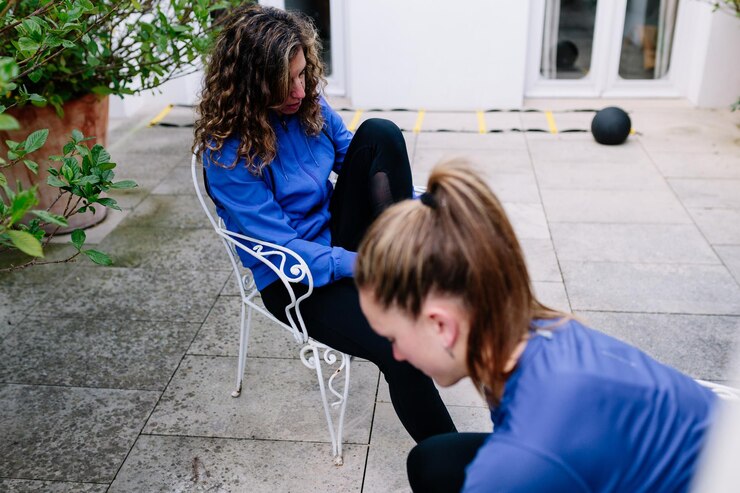 Foto jovens personal trainers sentados ao ar livre