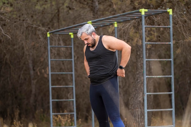 Jovens praticando esportes ao ar livre