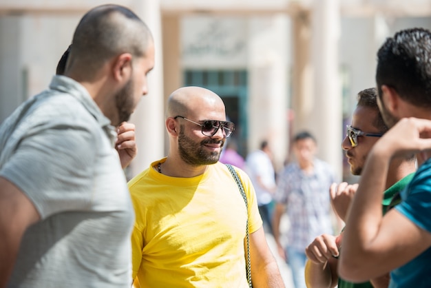 Jovens que estão juntos no campus universitário