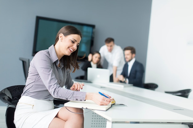 Jovens que trabalham no escritório