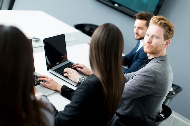 Jovens que trabalham no escritório