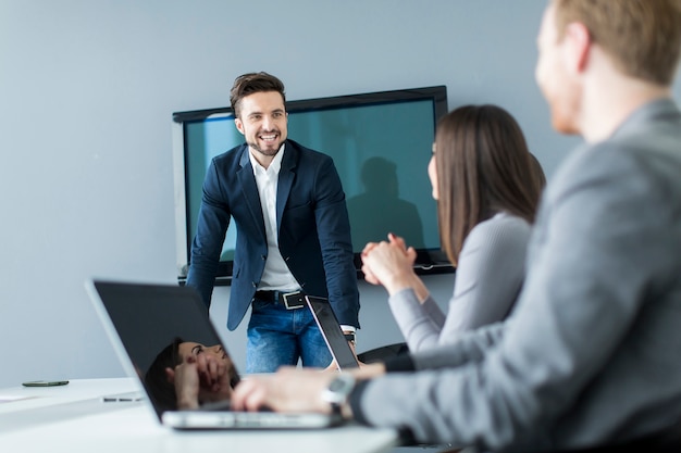 Jovens que trabalham no escritório