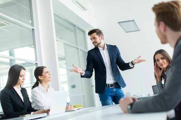 Jovens que trabalham no escritório