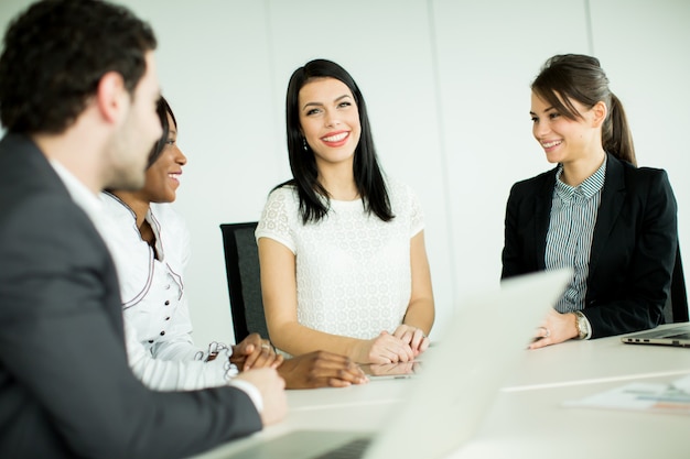 Jovens que trabalham no escritório