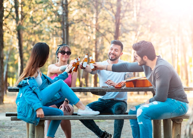 Jovens rapazes ao ar livre festa brindando com cerveja