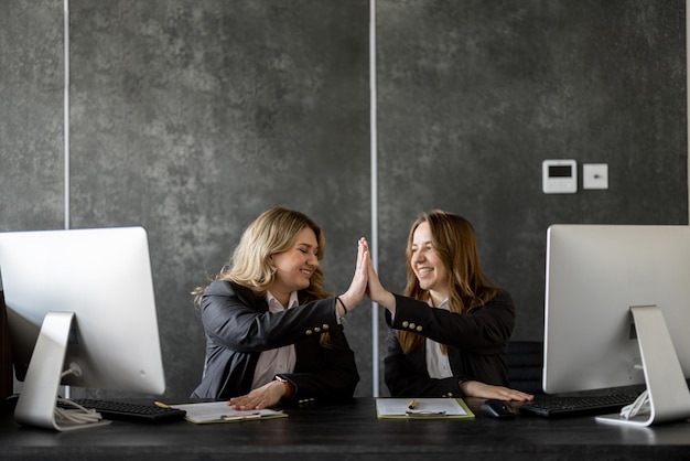 Jovens recepcionistas na recepção