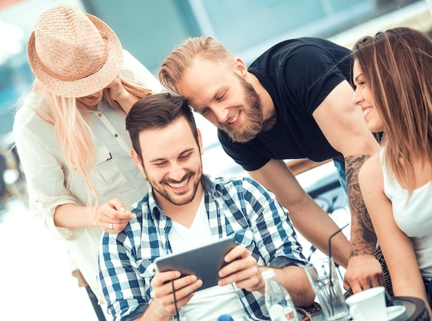 Jovens reunidos em um café