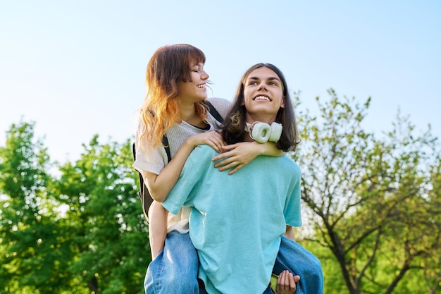 Jovens rindo felizes se divertindo com um casal de adolescentes ao ar livre