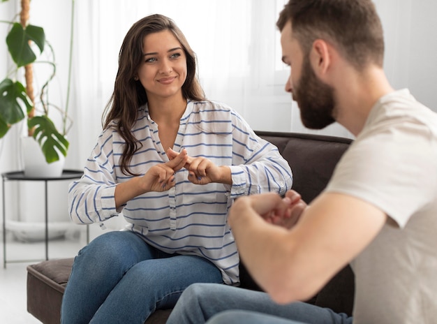 Jovens se comunicando através da linguagem de sinais