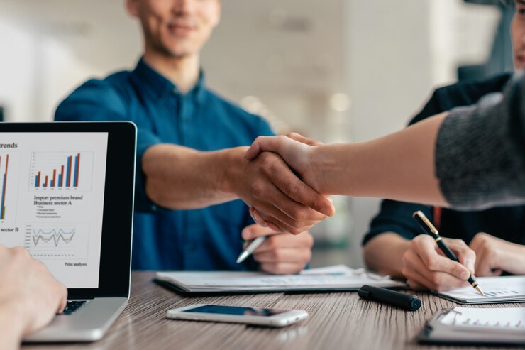 Foto jovens se cumprimentando na mesa de trabalho