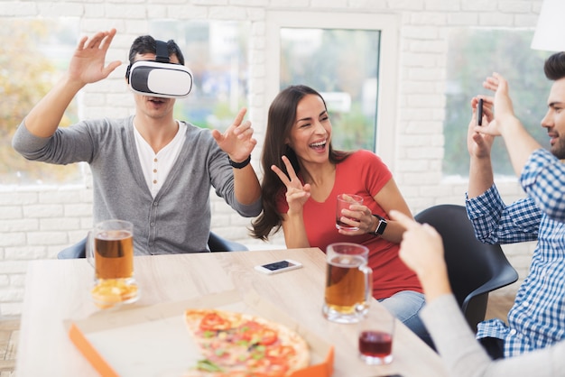 Jovens se divertem no capacete da realidade virtual.