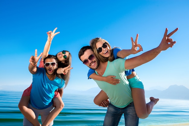 Jovens se divertindo na praia.