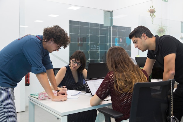 Jovens se reuniram em um coworking para discutir uma nova campanha de marketing.