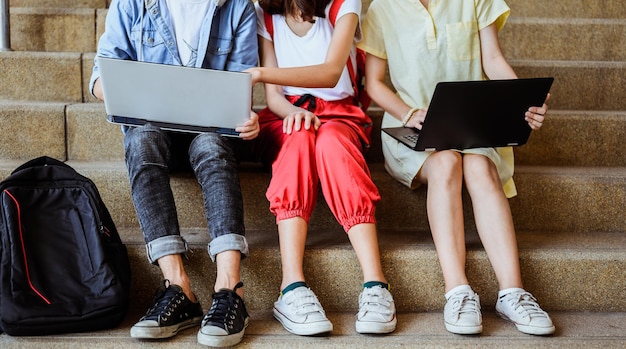 Jovens sendo usados computador, conceito de educação e tecnologia conceito de universidade de faculdade de conhecimento de educação escolar