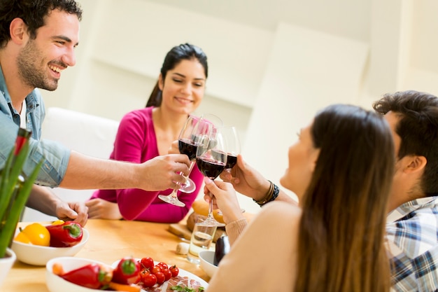 Jovens sentados à mesa