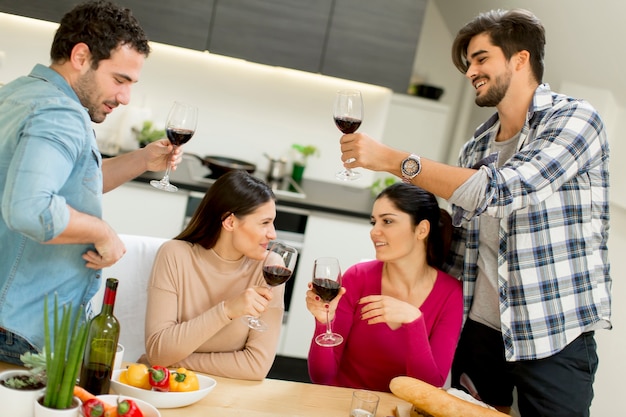 Jovens sentados à mesa