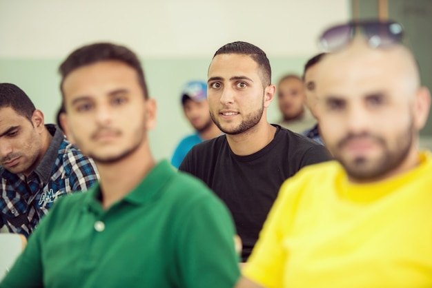 Jovens sentados em sala de aula