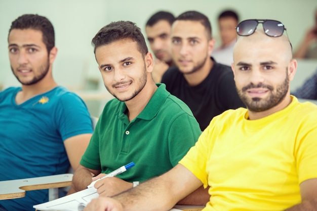 Jovens sentados em sala de aula