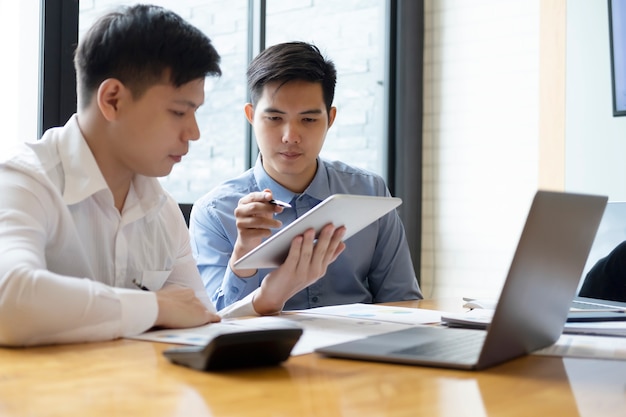 Jovens startups empresários brainstorming de trabalho em equipe